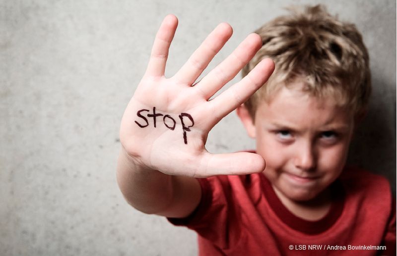 Symbolbild: Junge mit ausgestreckter Hand Symbolbild: Junge mit ausgestreckter Hand