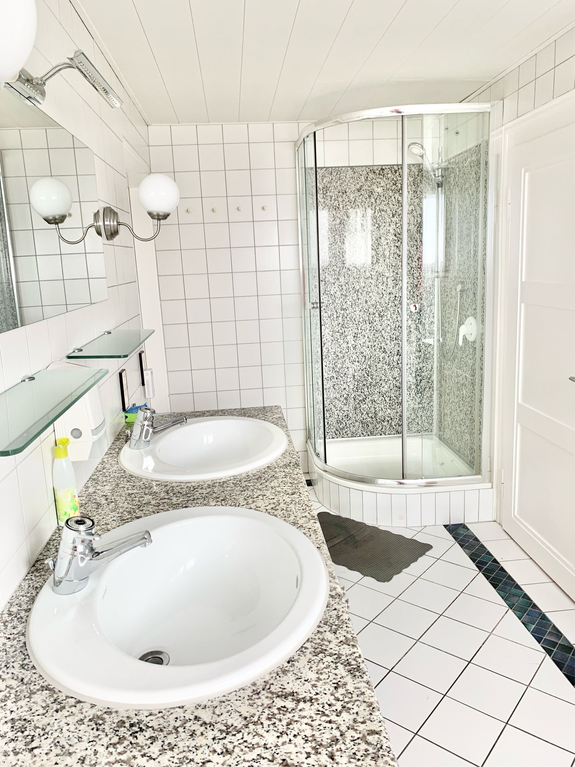 Gemeinschaftsbad mit Badewanne, Dusche, WC und zwei Waschbecken