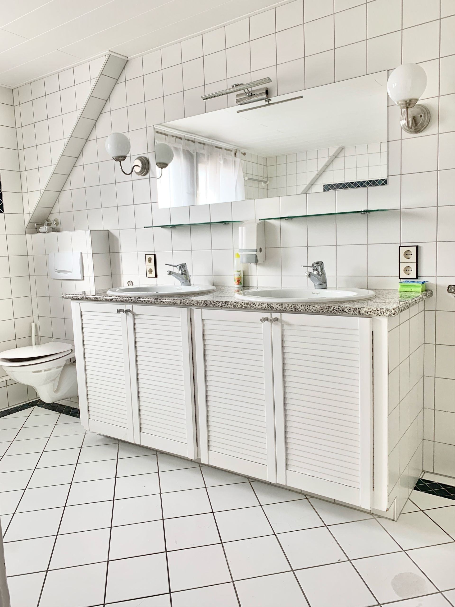 Gemeinschaftsbad mit Badewanne, Dusche, WC und zwei Waschbecken