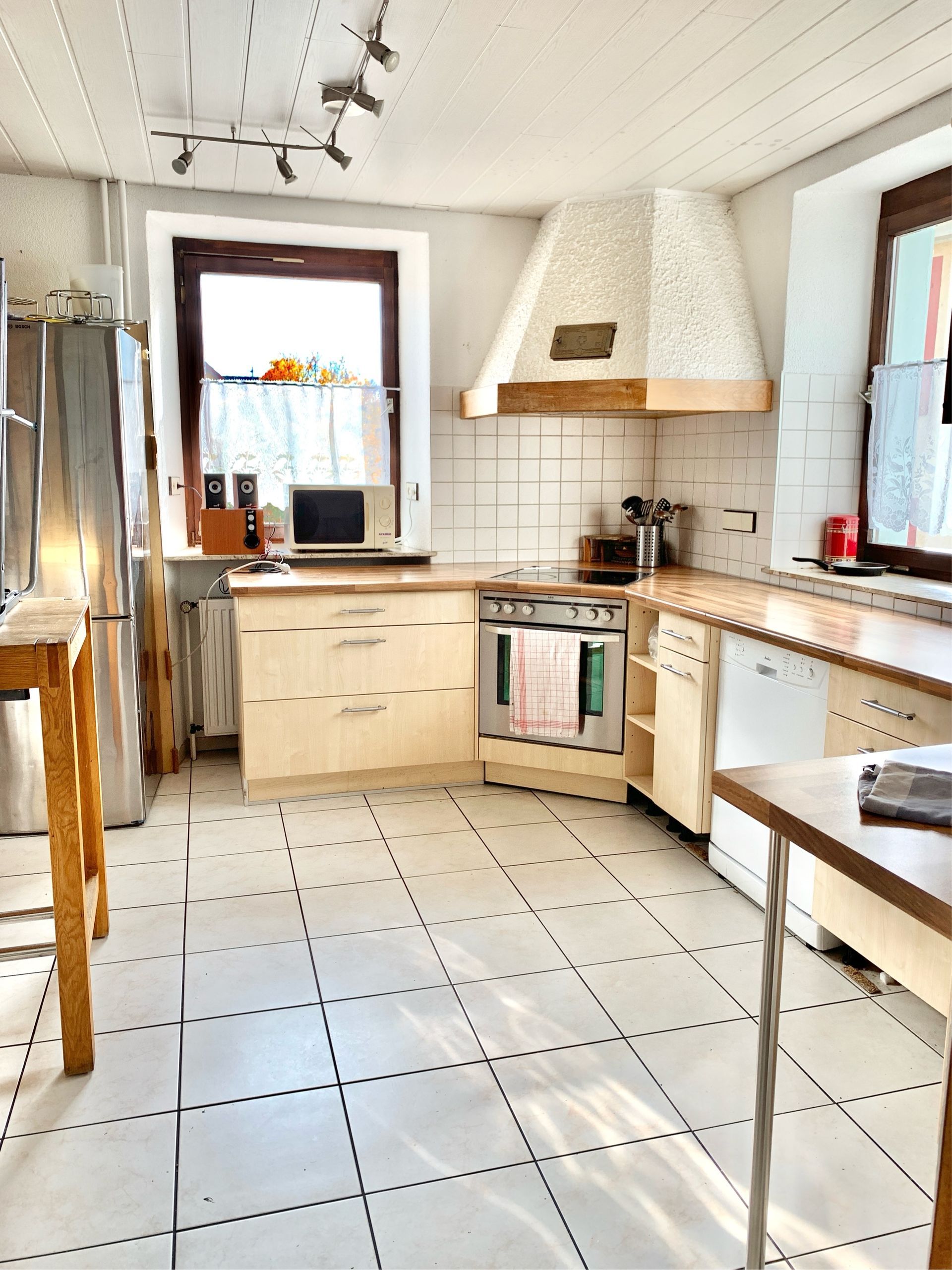 Voll ausgestattete Gemeinschaftsküche mit Herd, Backofen und Mikrowelle