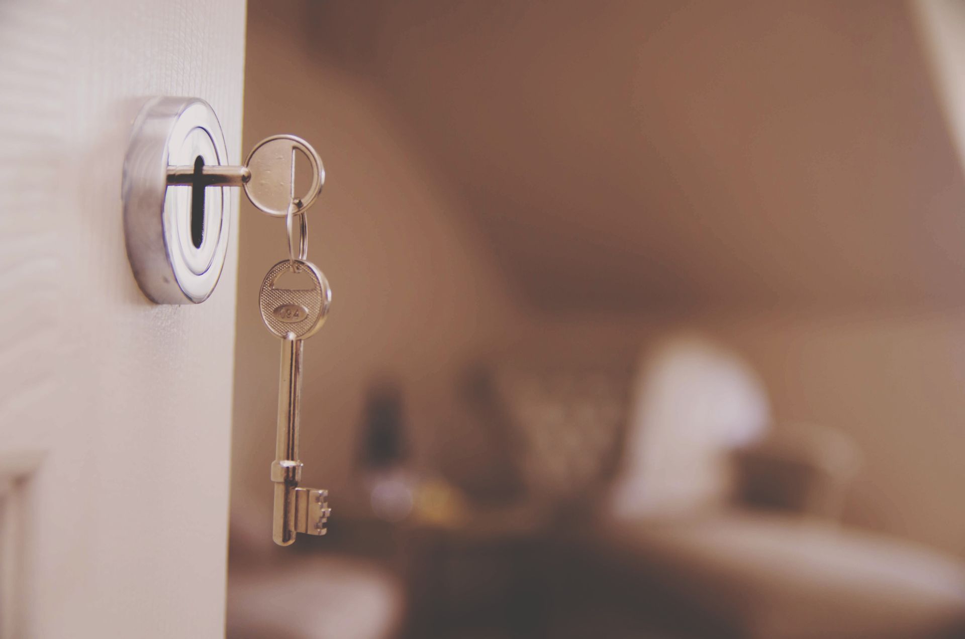 Beispielbild einer offenen Tür mit Blick in ein Zimmer