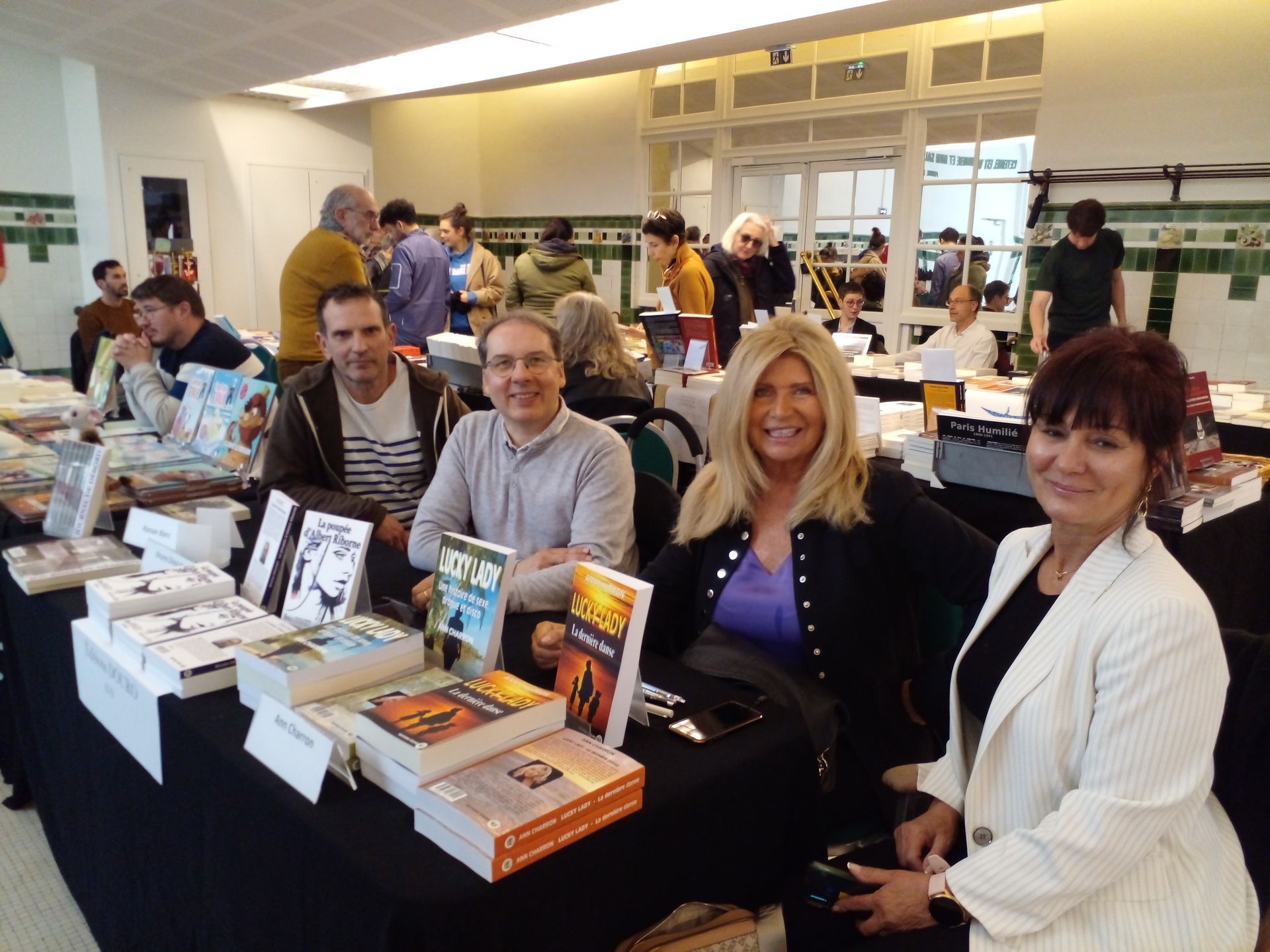 Ronan Bars, Bruno Doucet et Ann Charron (de g. à d.) Au  salon de l'autre livre, à Paris. Carole est venue spécialement du Canada pour accompagner son amie Ann Charron.