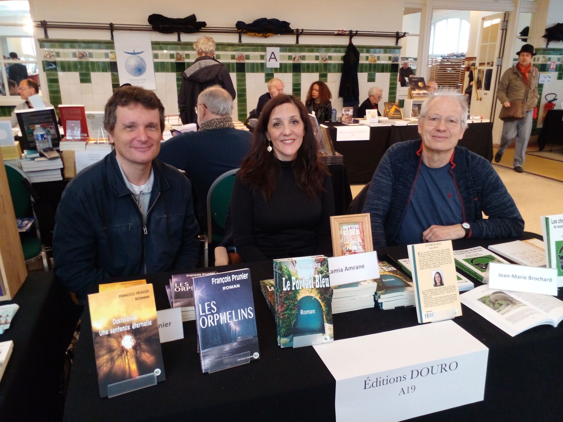 Profitez de cette journée pluvieuse en choisissant le confort et la chaleur du salon de l'autre livre au Palais de la Femme, à Paris. François Prunier, Lamia Amrane et Jean-Marie Brochard vous attendent jusqu'à 14h, suivis par Anna-Maria Celli, Cipriano Moio et Marc Jérusalem.
