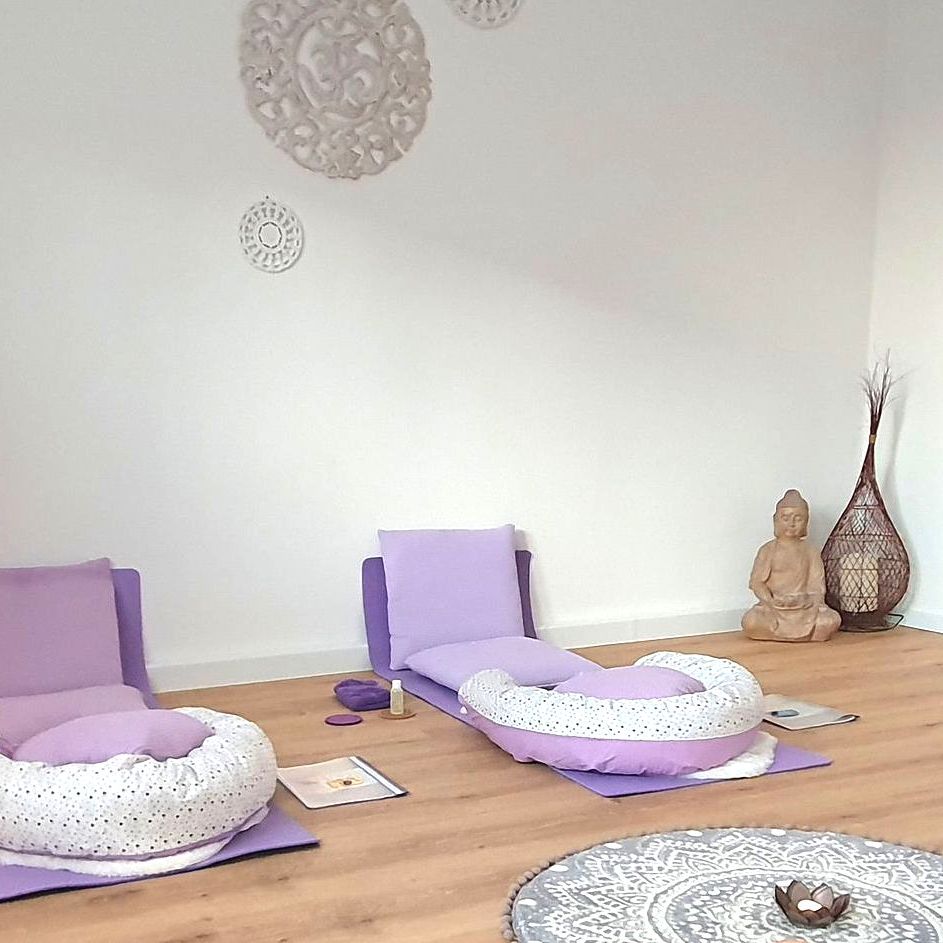 Babyfüße werden massiert