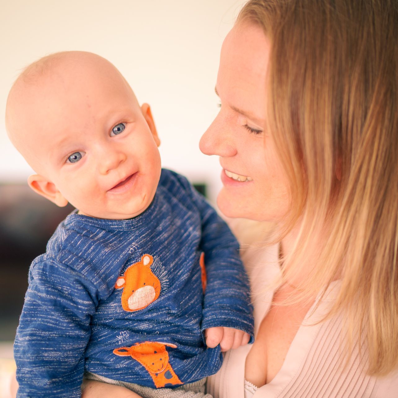 Babyfüße werden massiert