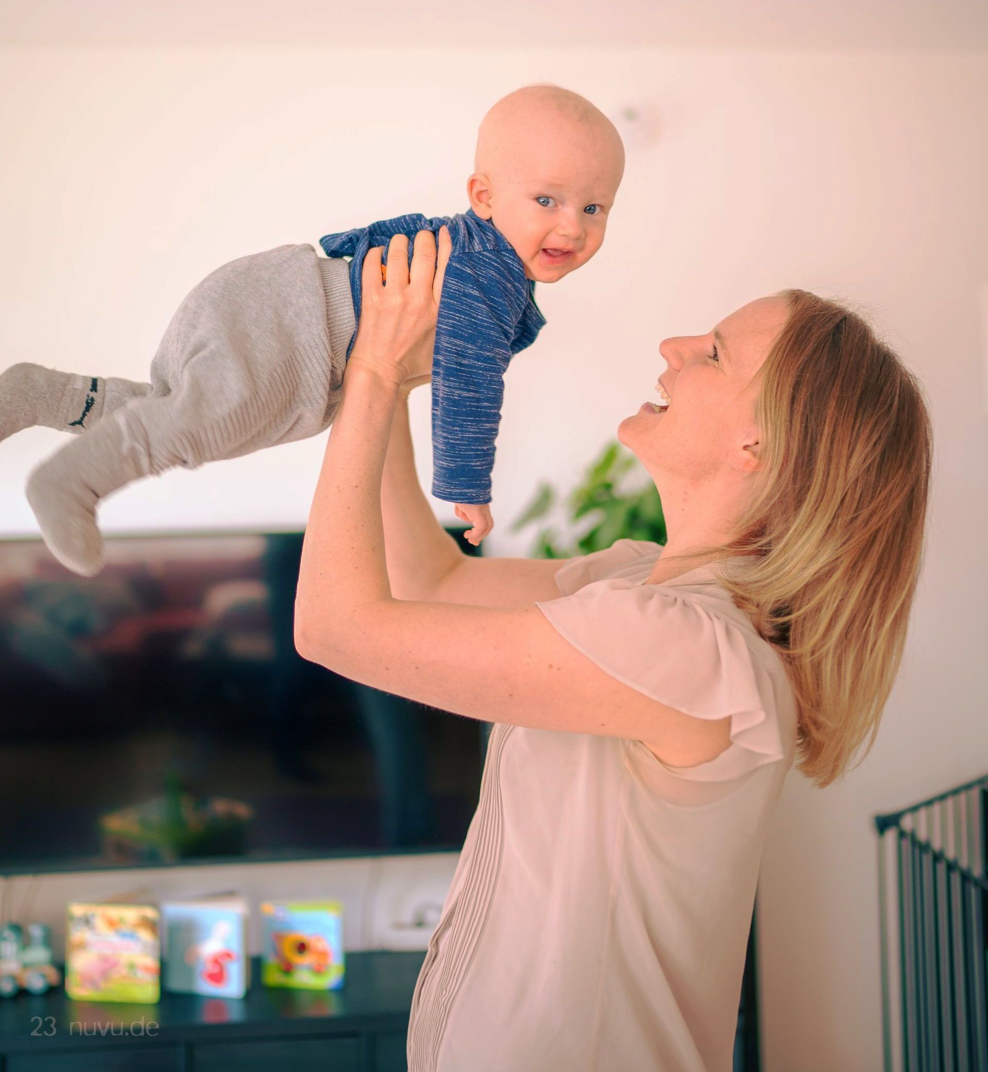 Baby auf den Armen von Mama