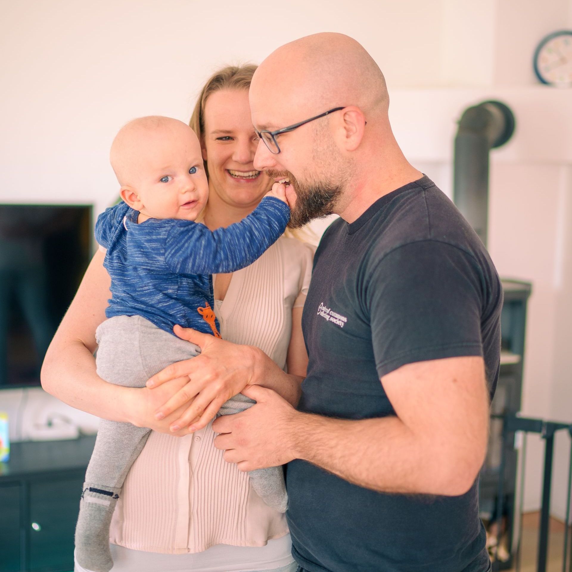 Babyfüße werden massiert