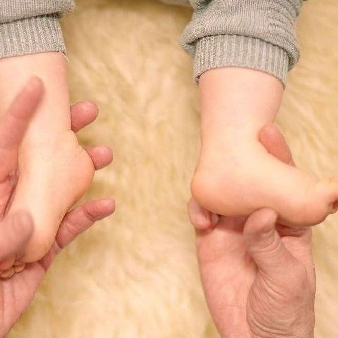 Babyfüße werden massiert
