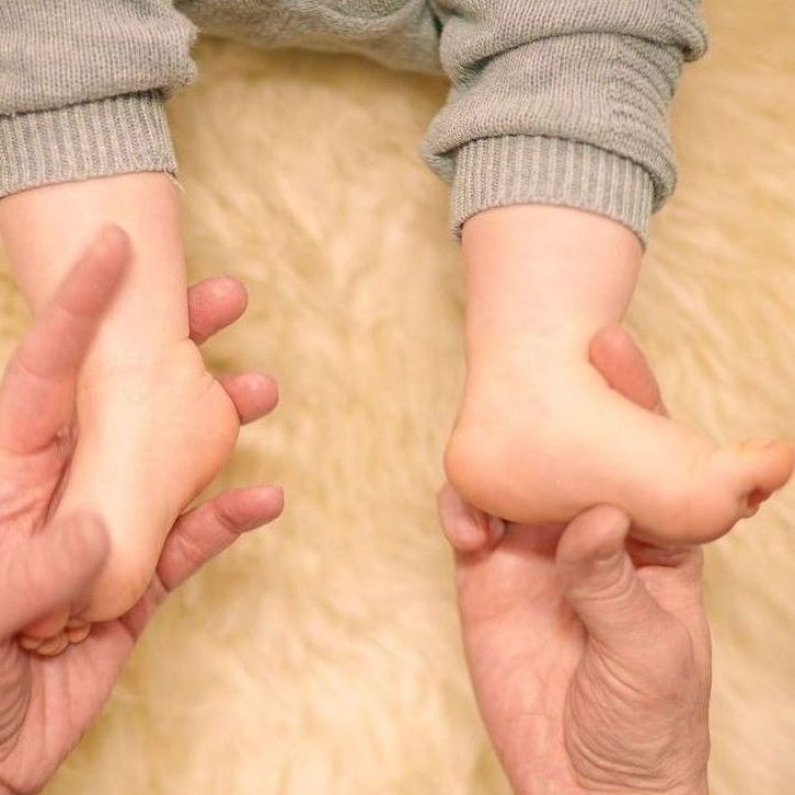Babyfüße werden massiert