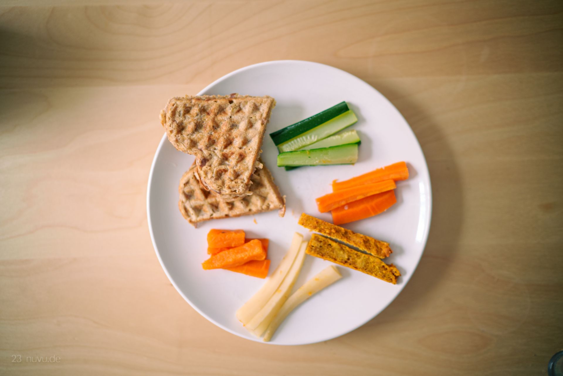 Teller mit Baby-Waffeln, Gekochte Gemüsesticks