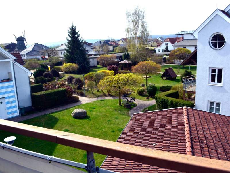 Balkon mit Blick in die Wohnanlage