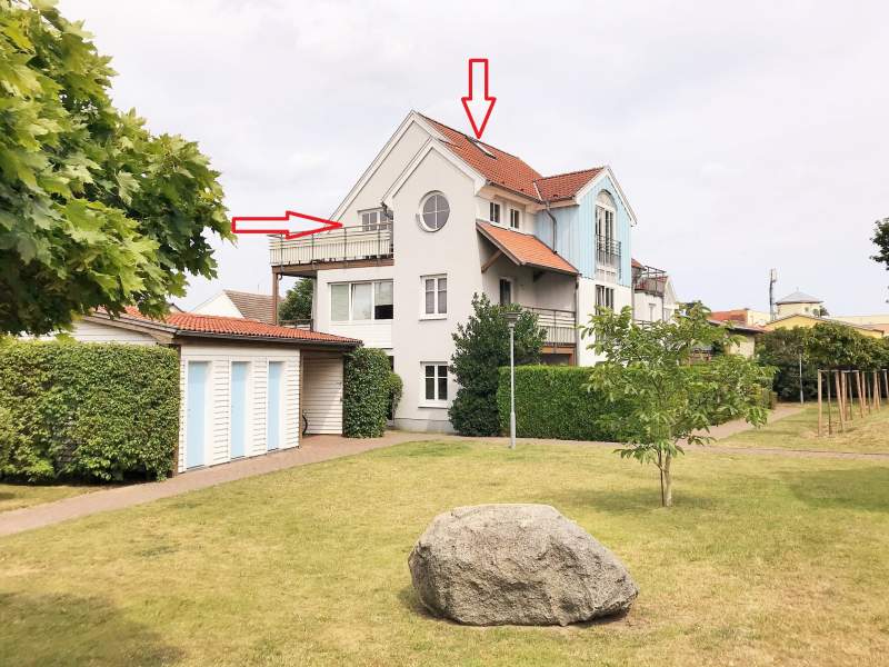 Balkon mit Blick in die Wohnanlage