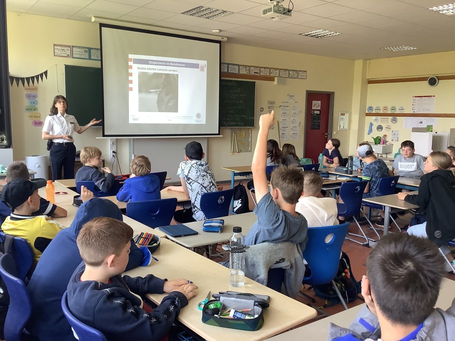 Die Polizei ist an der Schule Die Polizei ist an der Schule