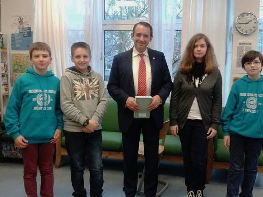 Minster Lorz überreicht unseren Lesescouts die Urkunden