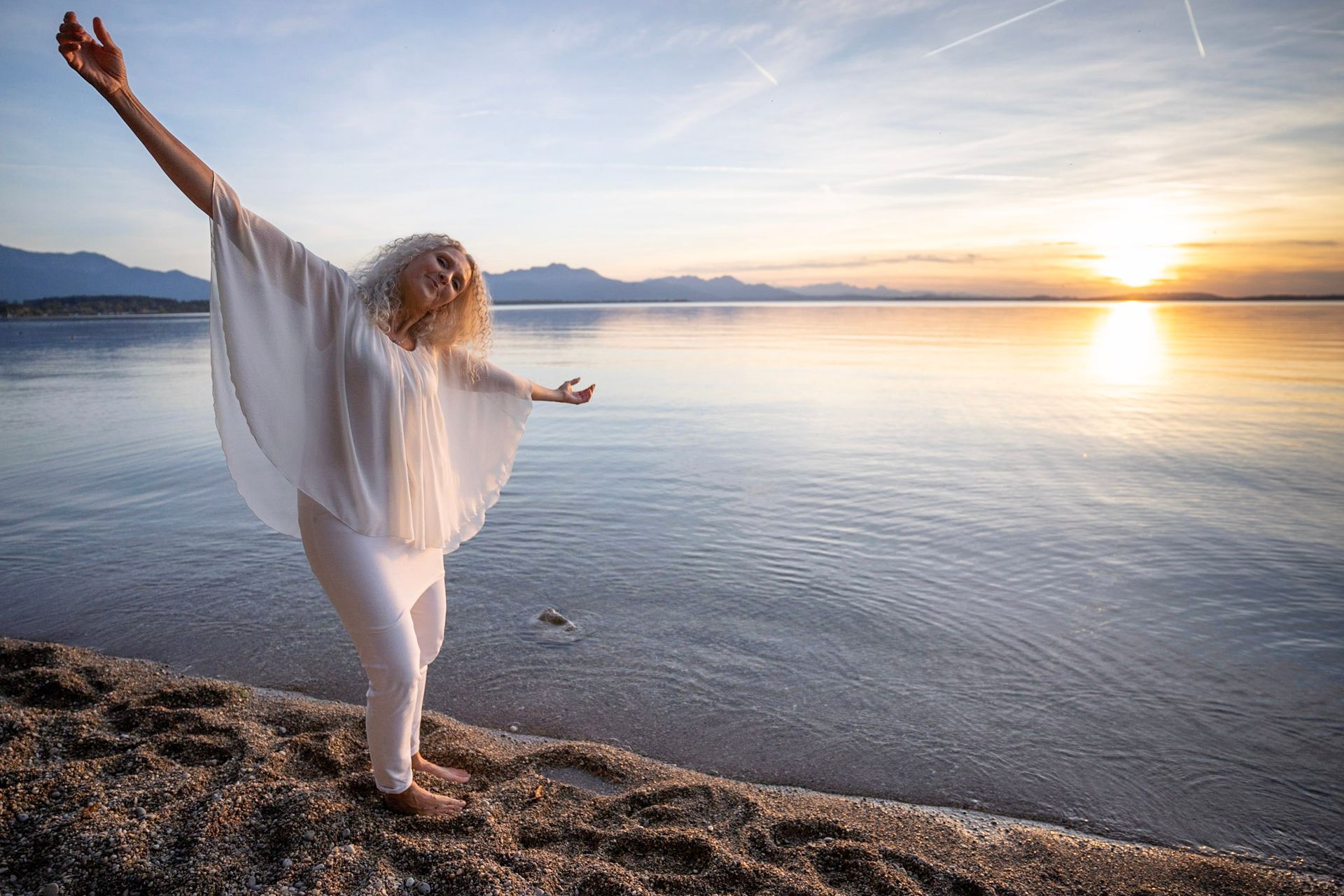 goldener Sonnenuntergang am Chiemsee mit Amithra in Freude