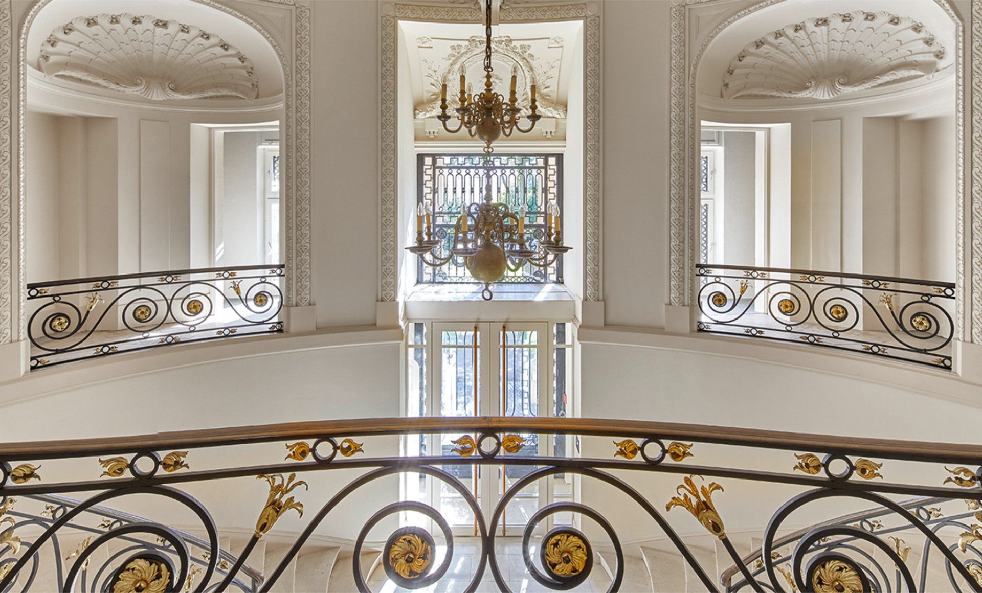 Eingangsfoyer Palais Oppenheim Köln – elegante Lichtgestaltung für historischen Empfangsbereich