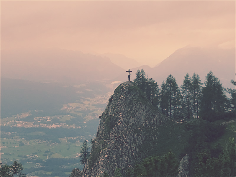 Hügellandschaft schwäbische Alb im Abendlicht