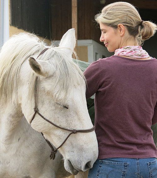 Maria Hubert mit Pferd in Tierkommunikation