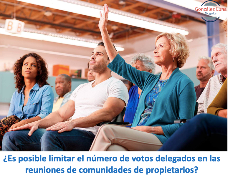 Reuni贸n de una comunidad de propietarios donde se va a votar un acuerdo, y un vecino est谩 favor.