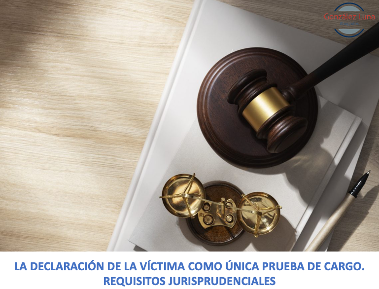 Mazo judicial sobre libro y balanza de la justicia, con texto sobre prueba de cargo.