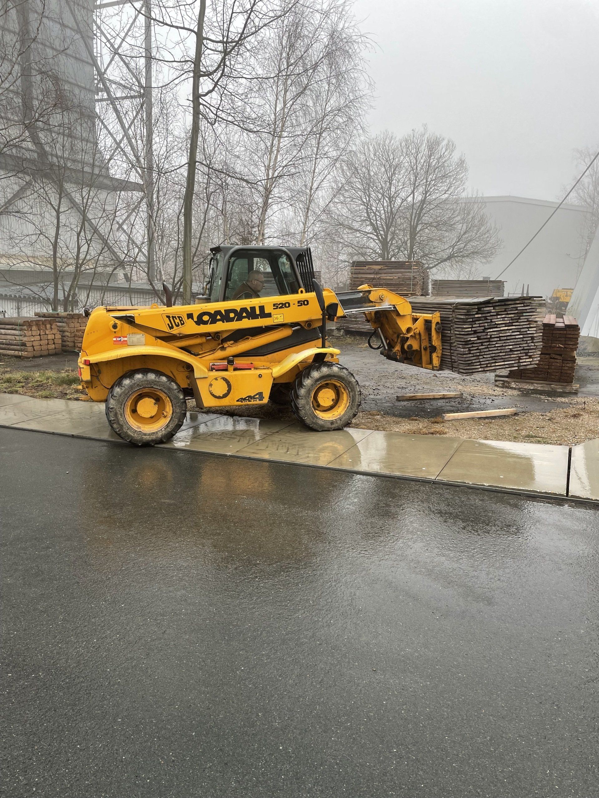 Lassen Sie sich von einem Ausbilder für Teleskopstapler an einem Teleskopstapler ausbilden und erhalten Sie den Teleskopstaplerschein.  Online Teleskopstaplerschein möglich. Sie machen die Theorie bequem von Zuhause aus. Ihr Ausbilder für Teleskopstaplerfahrer.