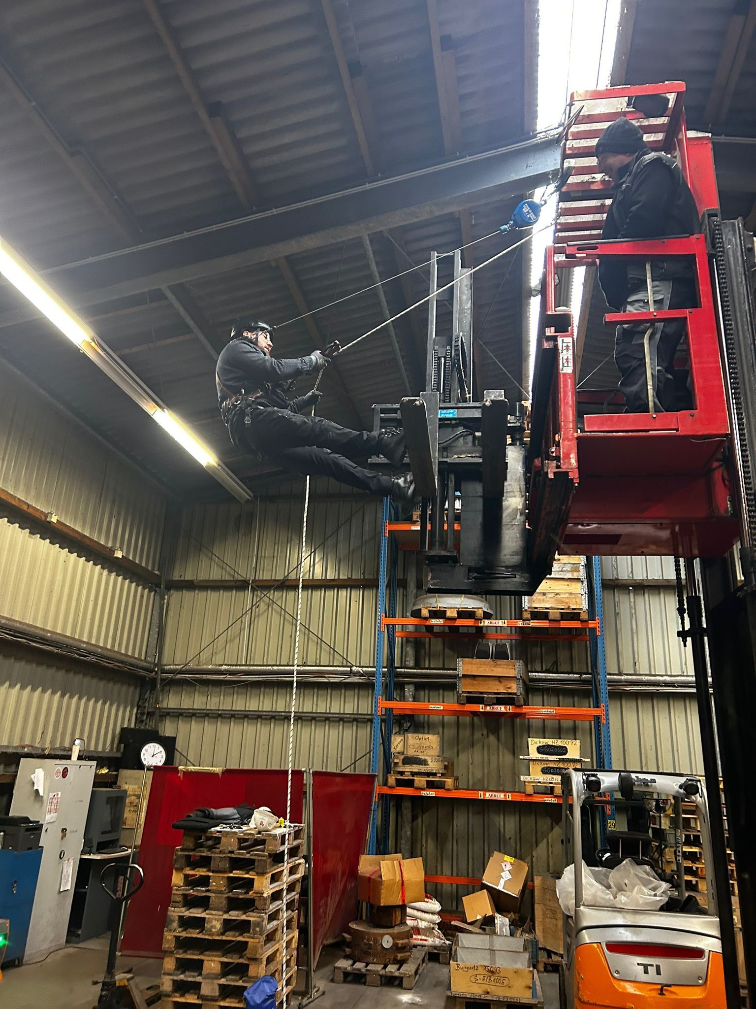 PSAgA Abseiltraining bei Hochregalstaplern im Lagerbetrieb