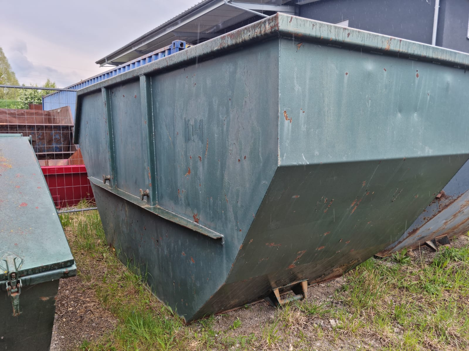 Lager mit Containern, Schuttcontainern