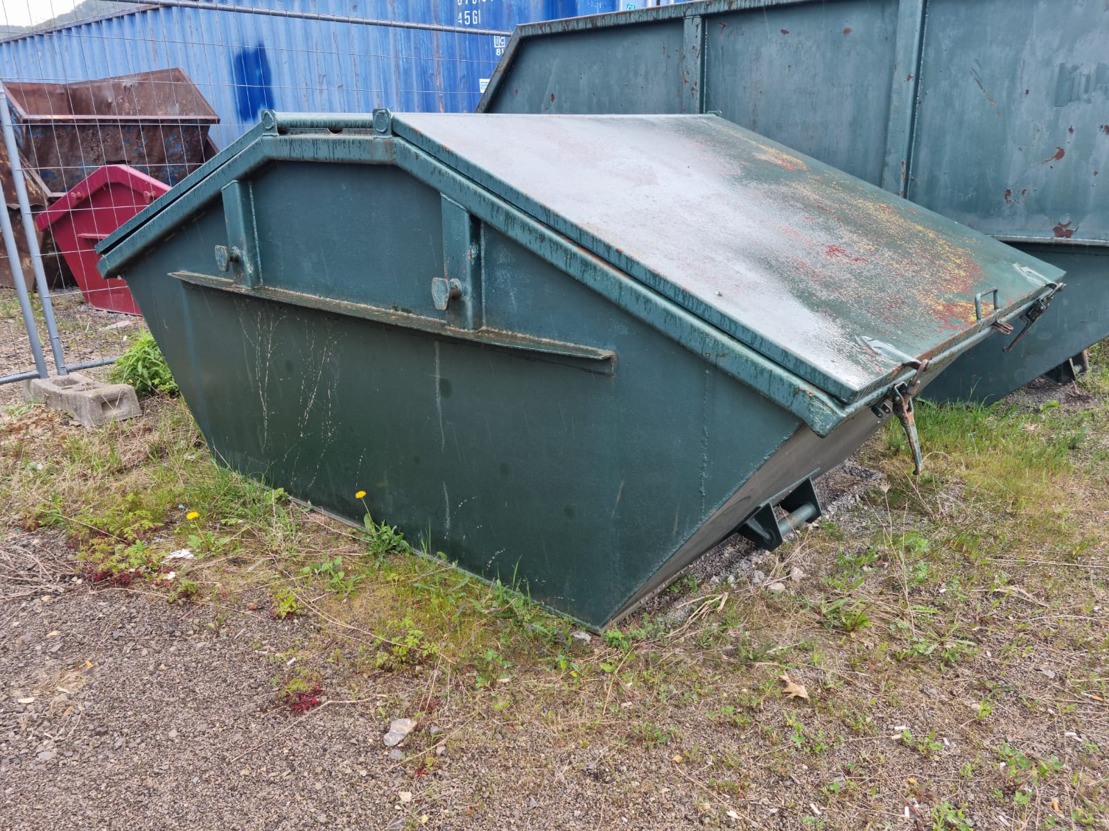 verschlossener Schuttcontainer
