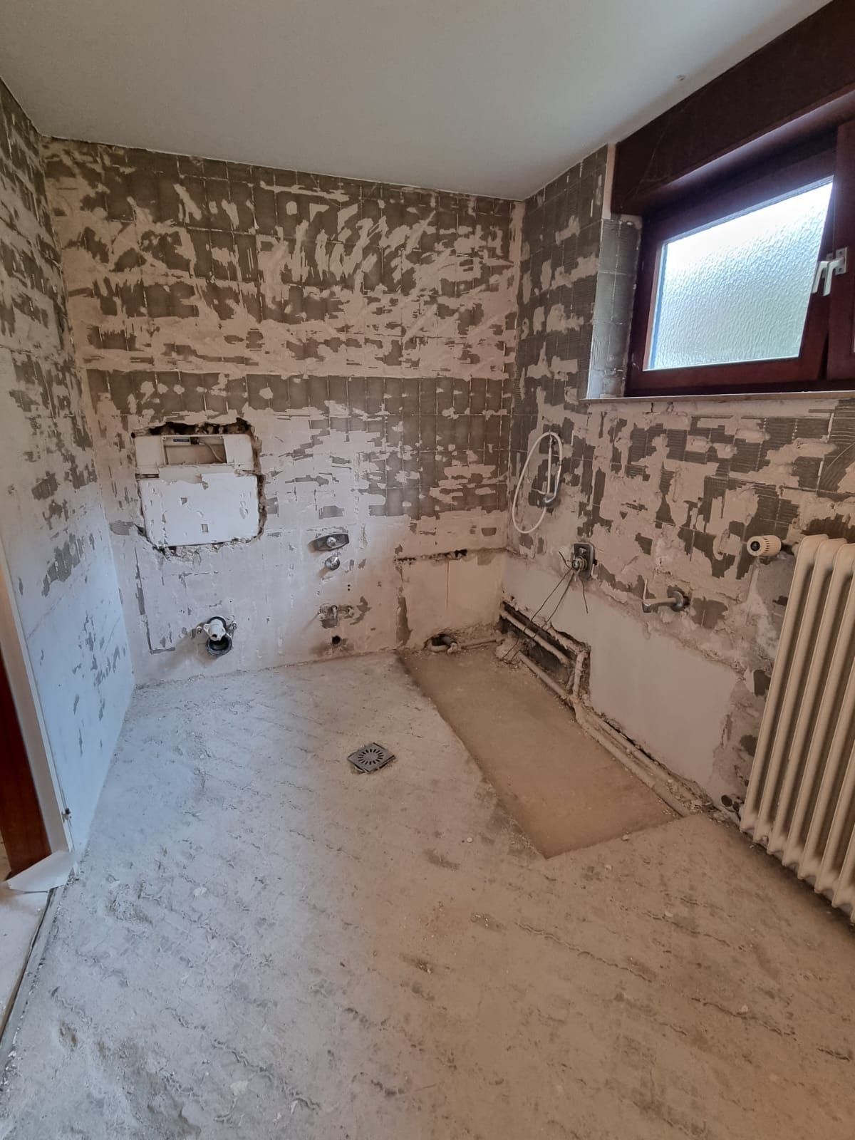 altes Badezimmer nach Abbruch und Entkernung, Sanitärartikel und Fliesen wurden entfernt