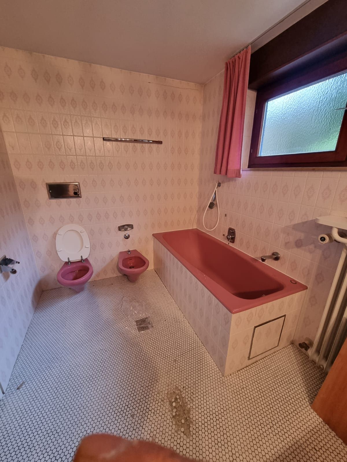 altes Badezimmer mit Sanitärartikeln vor Abbruch und Entkernung