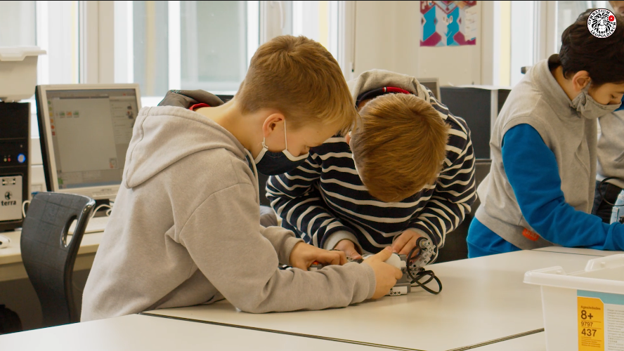 Der Neigungskurs Robotik baut und programmiert Lego-Roboter