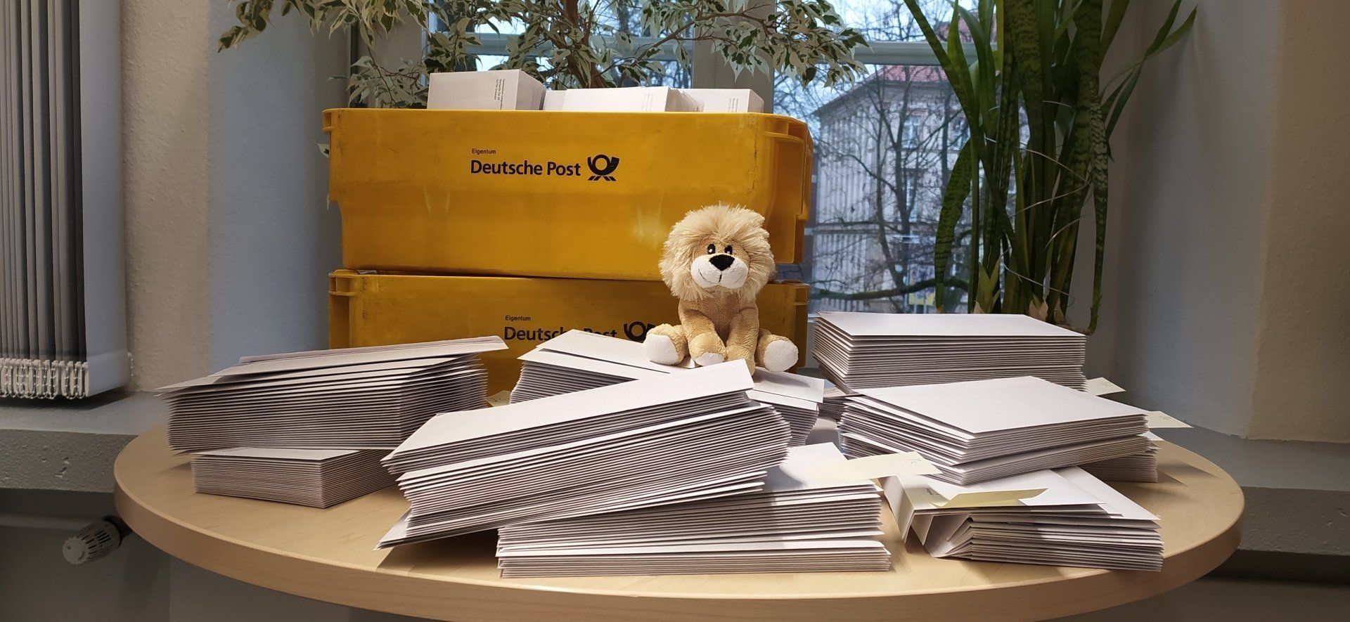 Eure Noten sind diesmal mit der Post gekommen Eure Noten sind diesmal mit der Post gekommen