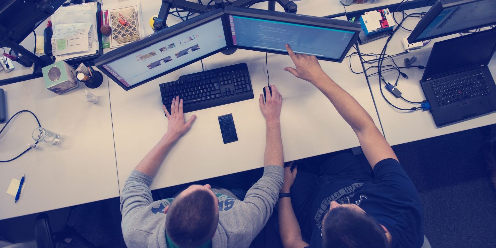 photo d'une explication sur ordinateur photo d'une explication sur ordinateur