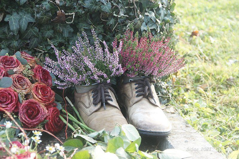 Ein letzter Gruß Grabgestaltung mit dem letzten Paar Schuhe