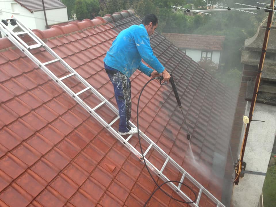 Votre charpentier couvreur à Pontoise Démoussage de toiture à Pontoise