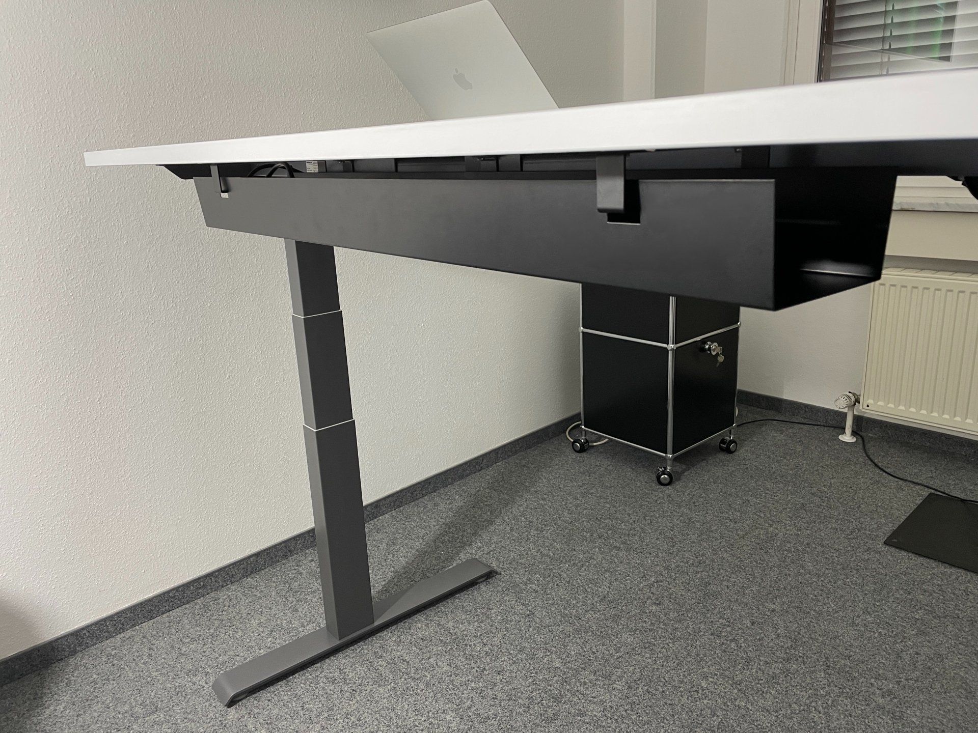 Die Kabelwanne ist abklappbar Kabelwanne abklappbar, Schreibtisch Kabelwanne, Kabelkorb, Kabelwanne, Kabelordnung, Kabelmanagement, Kabelwanne schwarz, Kabelwanne unterschraubbar, Kabelwanne nachträglich montierbar, Schreibtisch Kabelwanne