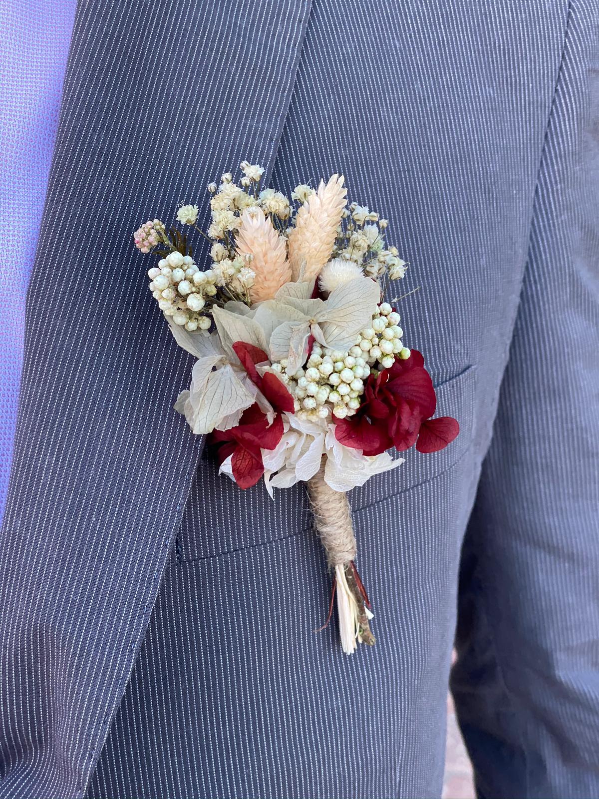 Prendido novio flor preservado silvestre burdeos