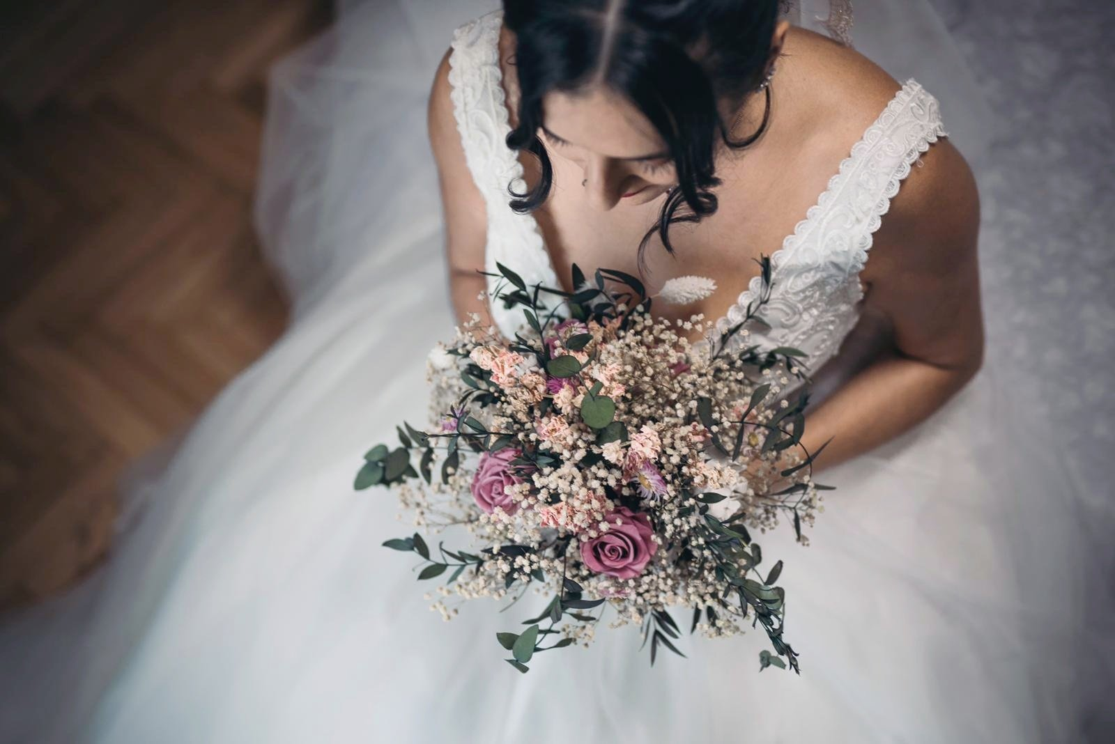 Ramo de novia silvestre con rosas en preservado