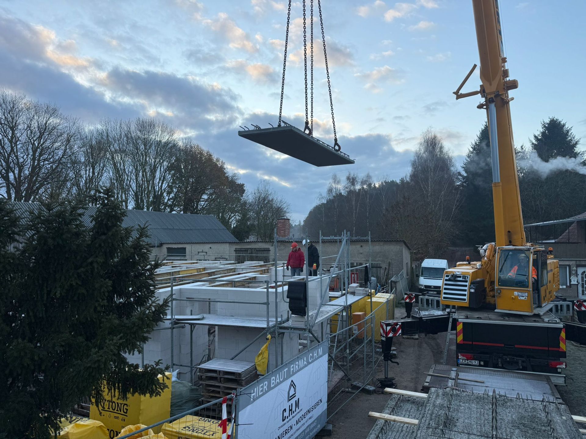 Verlegung der Filigrandecke durch Meister Henke auf der Baustelle eines Neubau-Einfamilienhaus