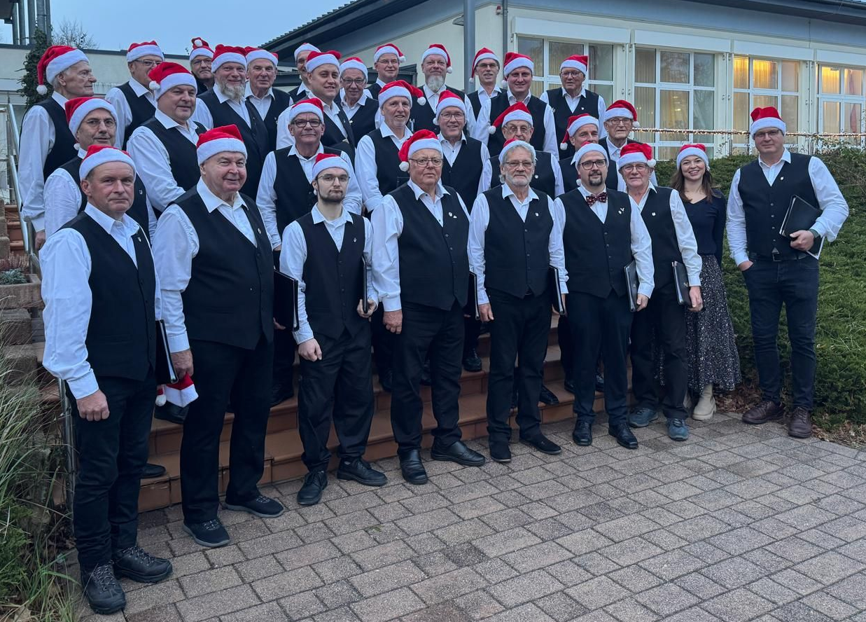 Mitglieder des Männerchores 1848 Mirow e. V. feiern gemeinsam die Weihnachtsfeier im Strandhotel & R