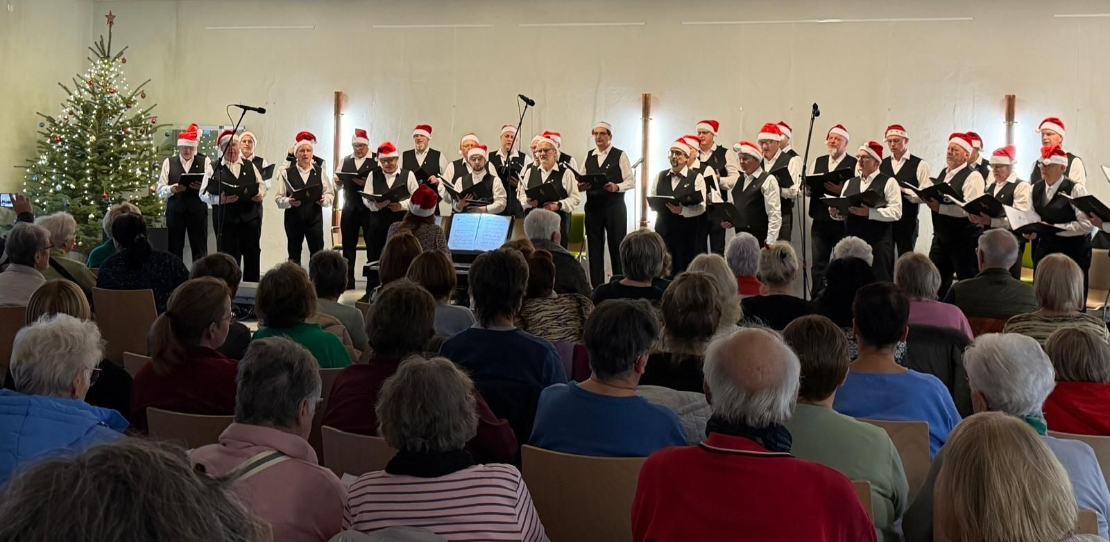 Männerchor 1848 Mirow e.V. beim Weihnachtskonzert 2025 unter der Leitung von Laura Gust in Mirow