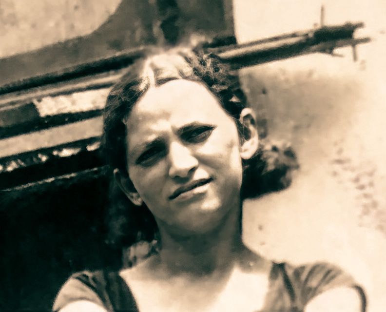 Foto, 1920er Jahre. In warmem Sepia blickt eine junge Frau mit ruhiger Entschlossenheit in die Kamera.