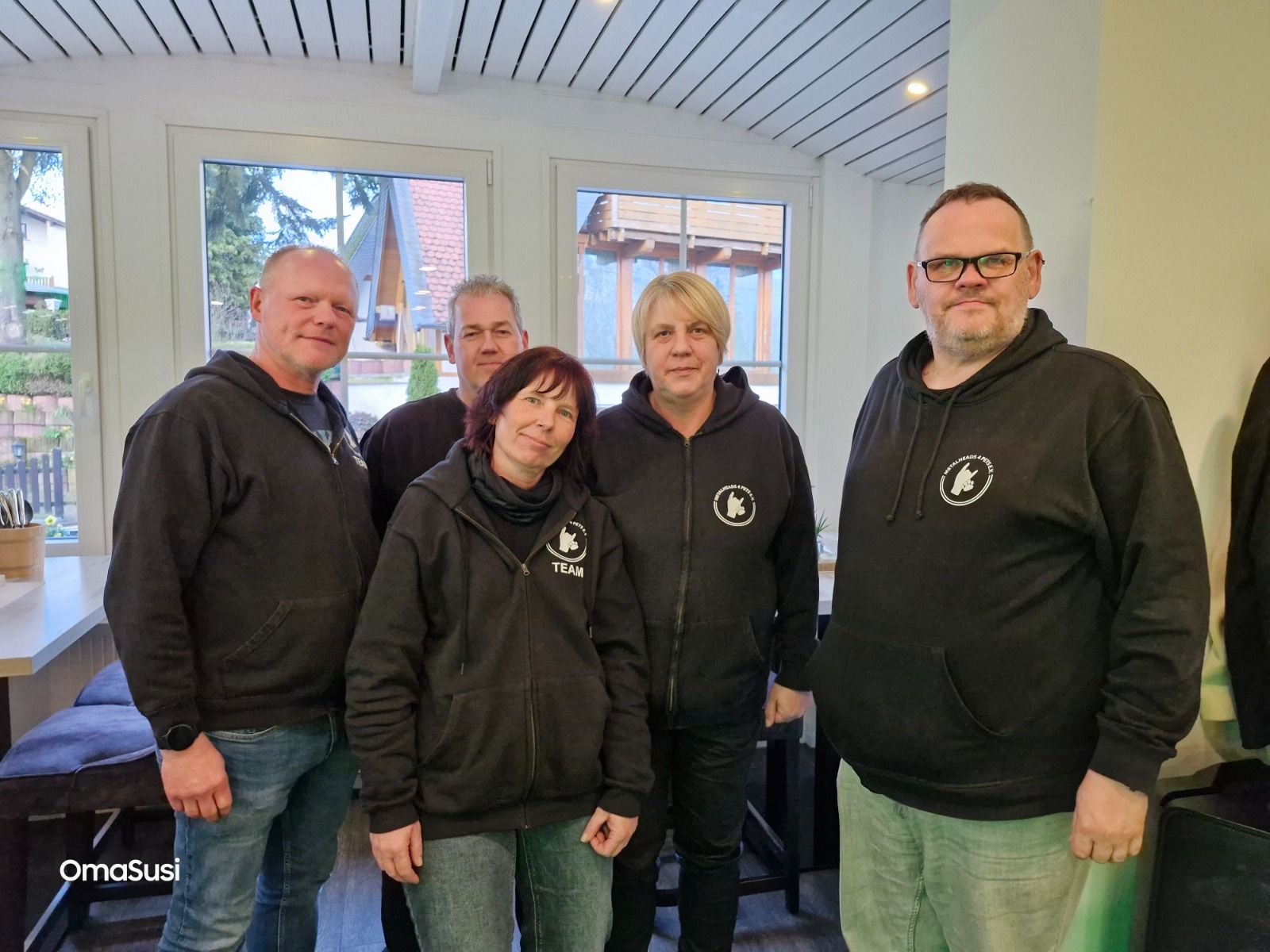 Gruppenfoto von Mitgliedern von Metalheads4Pets e.V. in schwarzen Hoodies mit Vereinslogo.