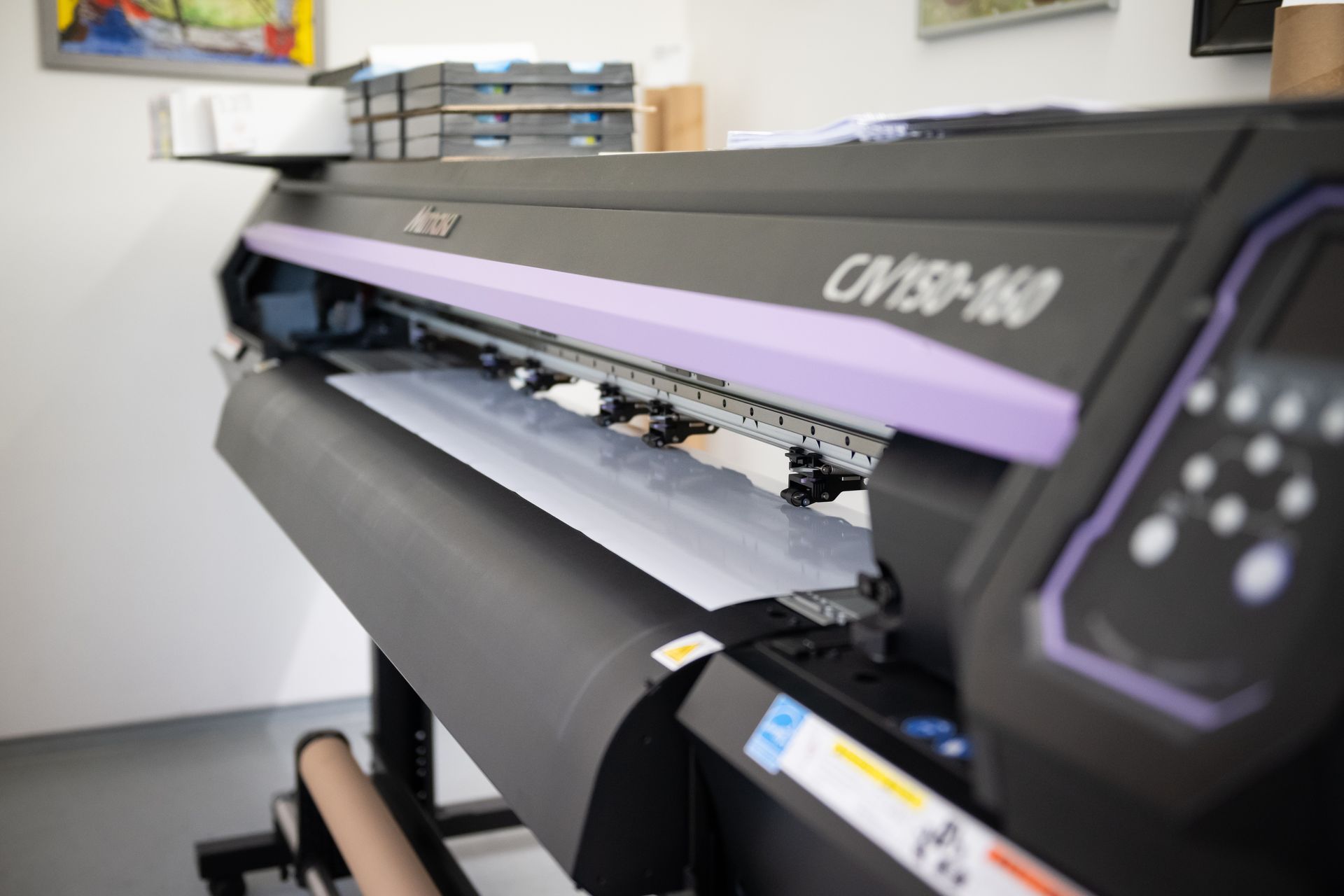 Man sieht einen der Digitaldrucker der Firma Dahler Print.