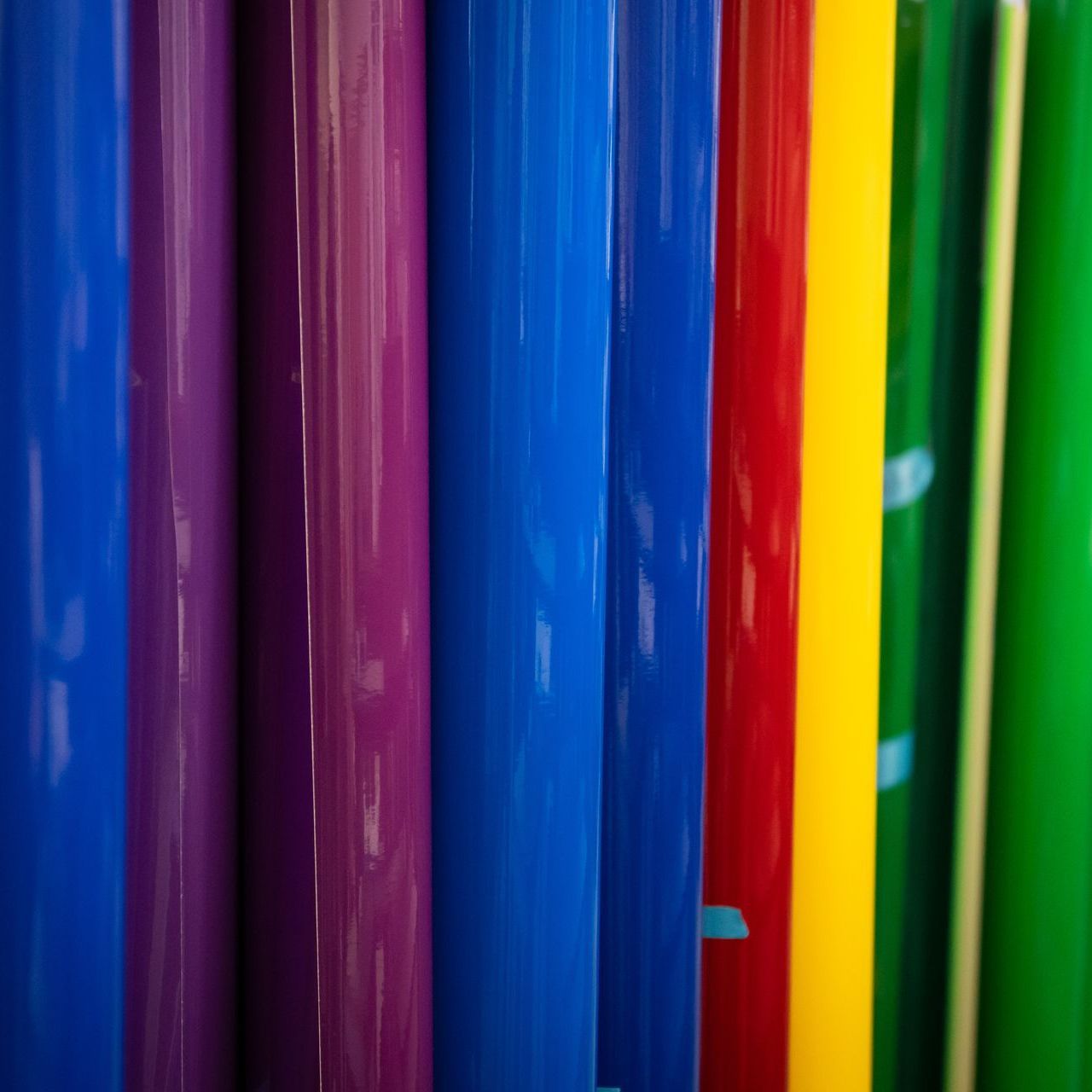 Man sieht bunte Klebefolien für den Plotter.