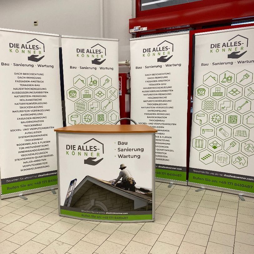 Von der Druckerei Dahler Print gefertigte Roll Ups und eine Messetheke für einen Messeauftritt der Firma Die Alleskönner.