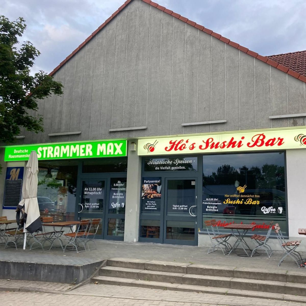 Ladenfront vom Imbiss Strammer Max und von der Ho's Sushi Bar auf der man die von Dahler Print gefertigten Leuchtmittelreklamen sieht.