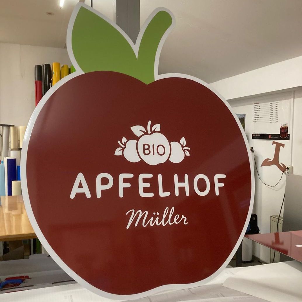 Logo vom Apfelhof Müller auf einem großen Schild in Apfelform.
