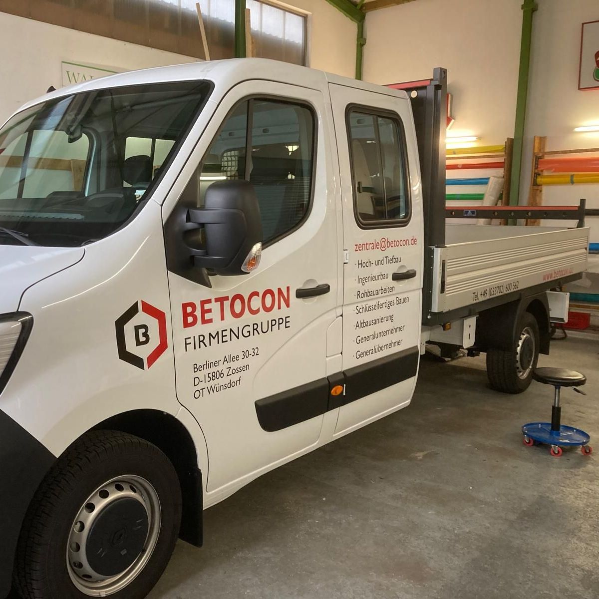 Fahrzeugbeschriftung eines Baustellenfahrzeugs der Firma Betocon in der Produktionshalle von Dahler Print.