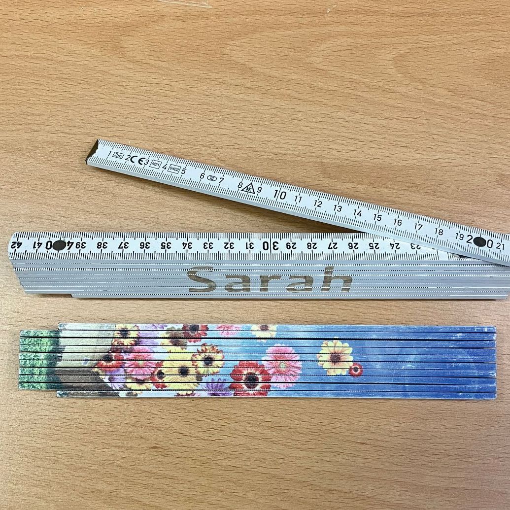 Zollstöcke, die mit von der Firma Dahler Print entworfene Werbung bedruckt sind.